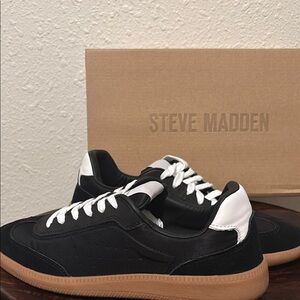 Steve Madden Black and White woman teenis